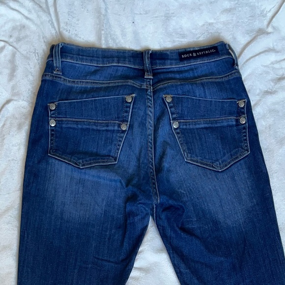 Rock & Republic Jeans. Size 8. Mid rise jeans. Stretchy. Good Used Condition! - Picture 3 of 8